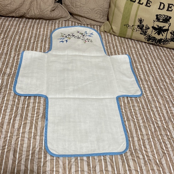 Vintage Hand Embroidered Bluebird Cloth Napkin Holder! - Picture 4 of 6